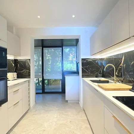 Adriana Ii Moure Rouge Apartment *